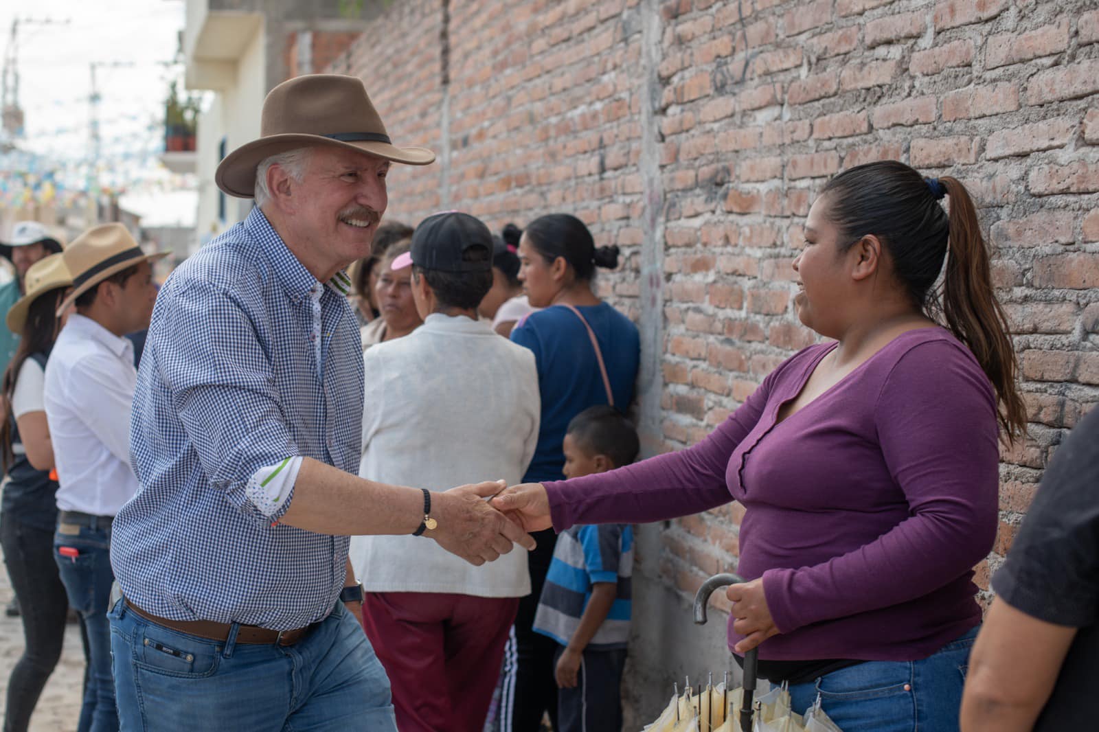 Enrique Vega entrega mas infraestructura en Tierra Blanca