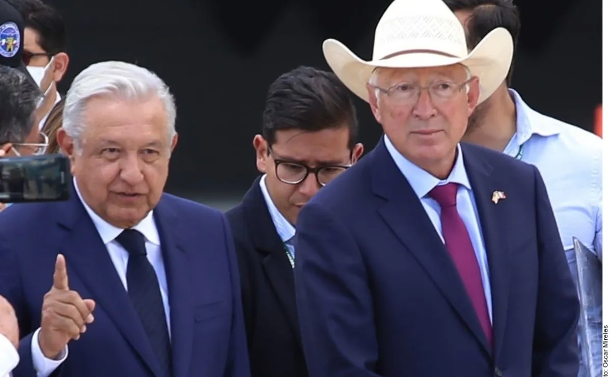 AMLO recibe a Ken Salazar ante declaraciones por espionaje de la DEA
