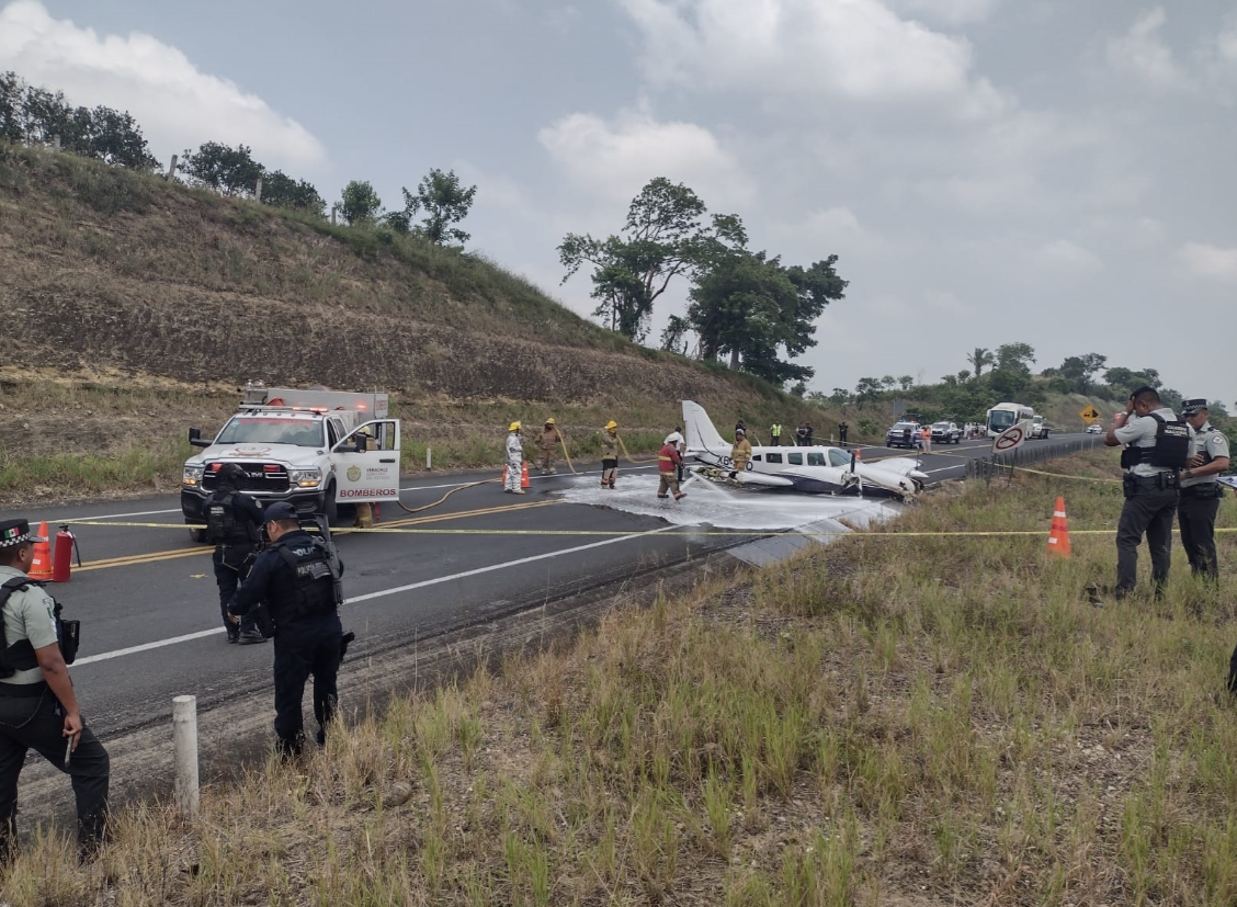 Aterriza avioneta…¡En la carretera Tuxpan-Papantla!