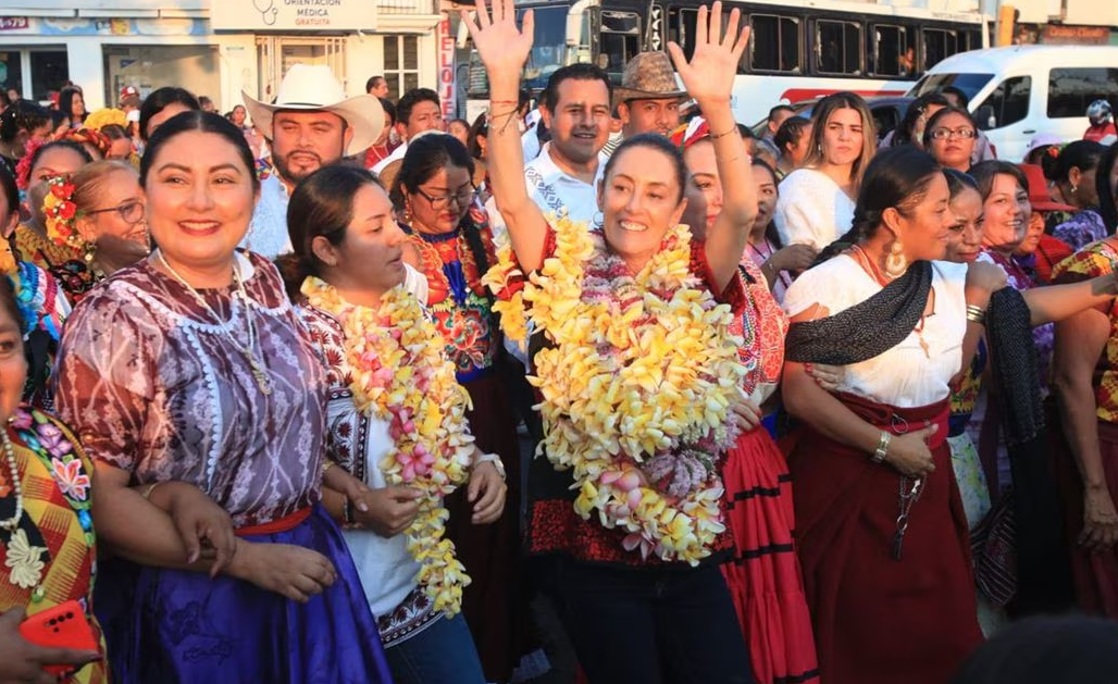 Sheinbaum recorre 3 kilómetros en tradicional calenda de Oaxaca