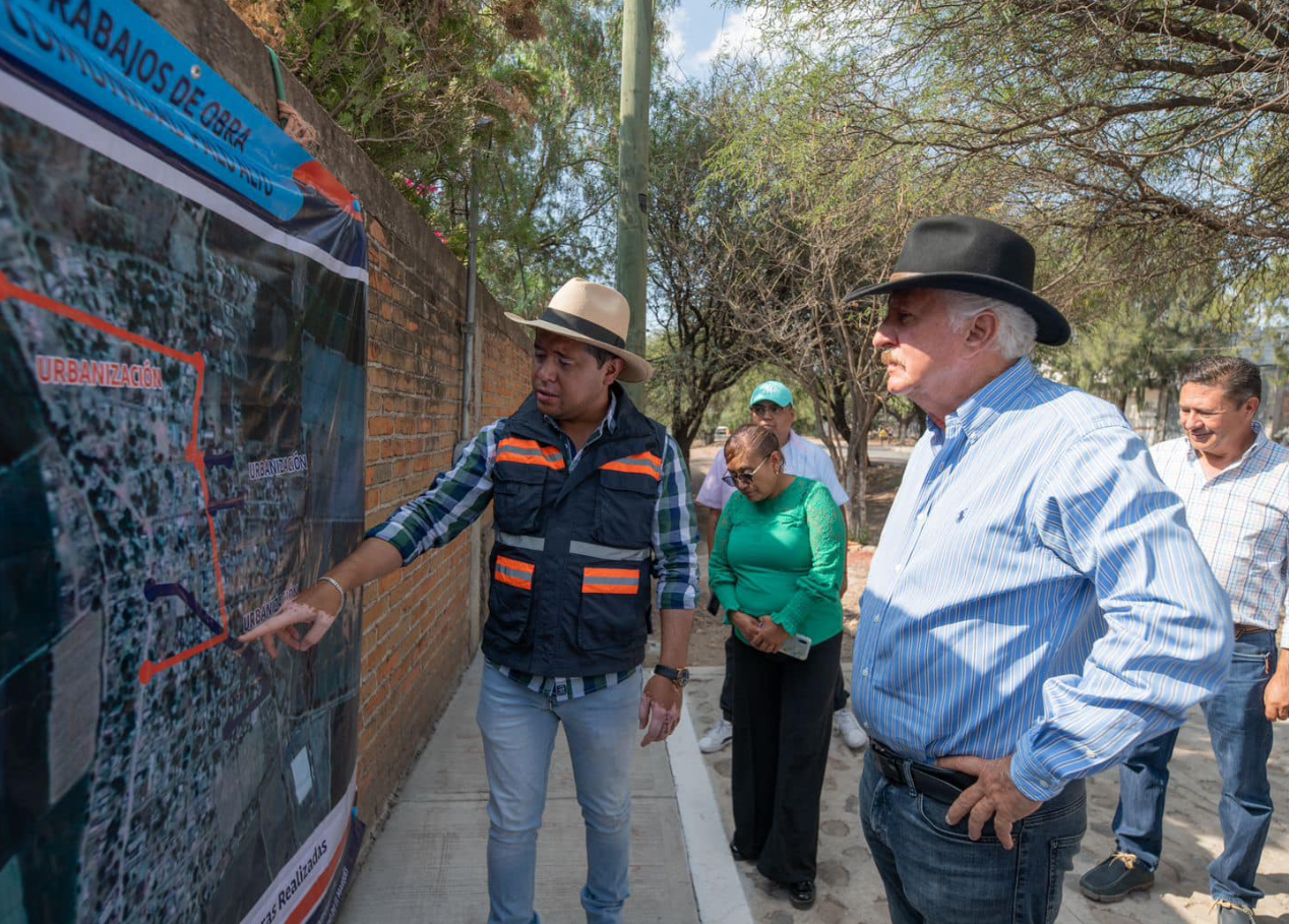 Enrique Vega entrega obras de urbanización en las comunidades de Palo Alto y El Rosario