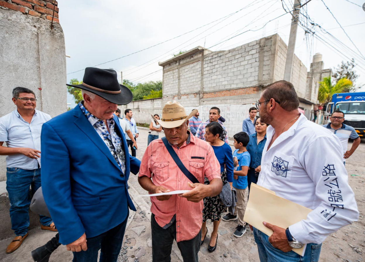 Enrique Vega entrega luminarias en San Vicente Ferrer y La Piedad