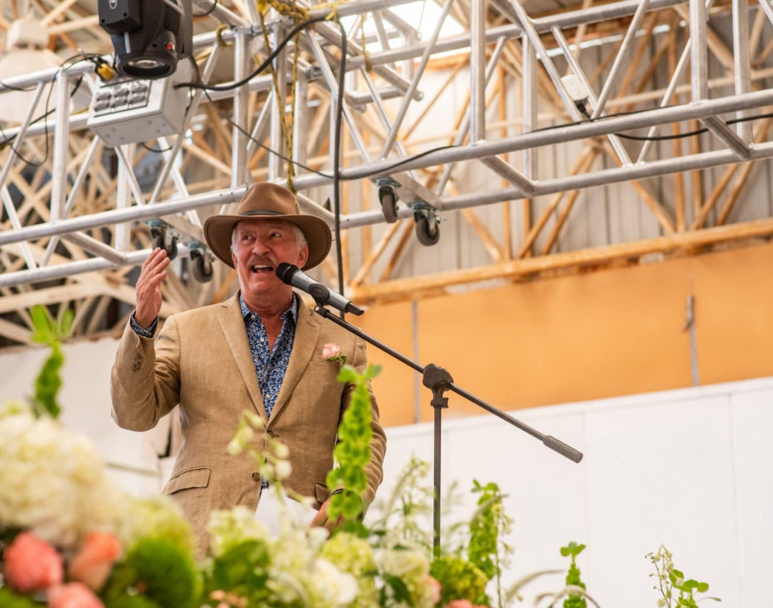 Enrique Vega corona a la Reina y el Abuelo de Oro 