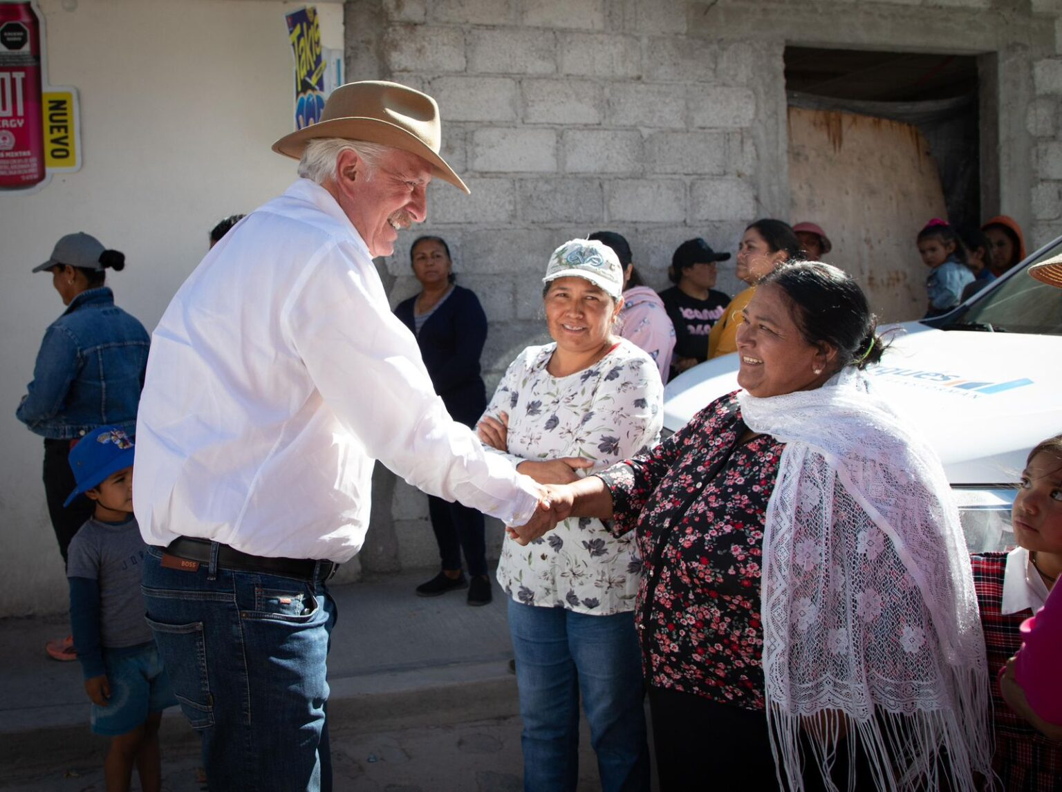 Enrique Vega supervisa obras de infraestructura deportiva y educativa, en Los Héroes y La Laborcilla